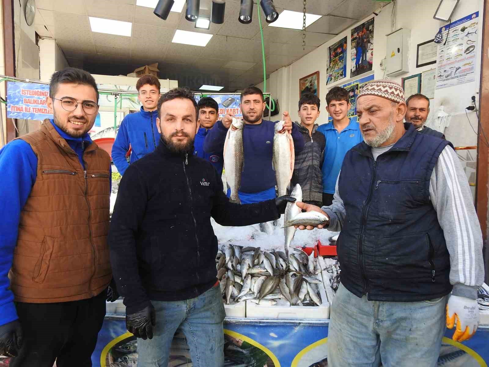 KARADENİZ'DEKİ BEREKET NEDENİYLE KİLİS'TE HAMSİNİN KİLOSU 100 LİRAYA DÜŞTÜ. VATANDAŞLARIN BALIĞA...