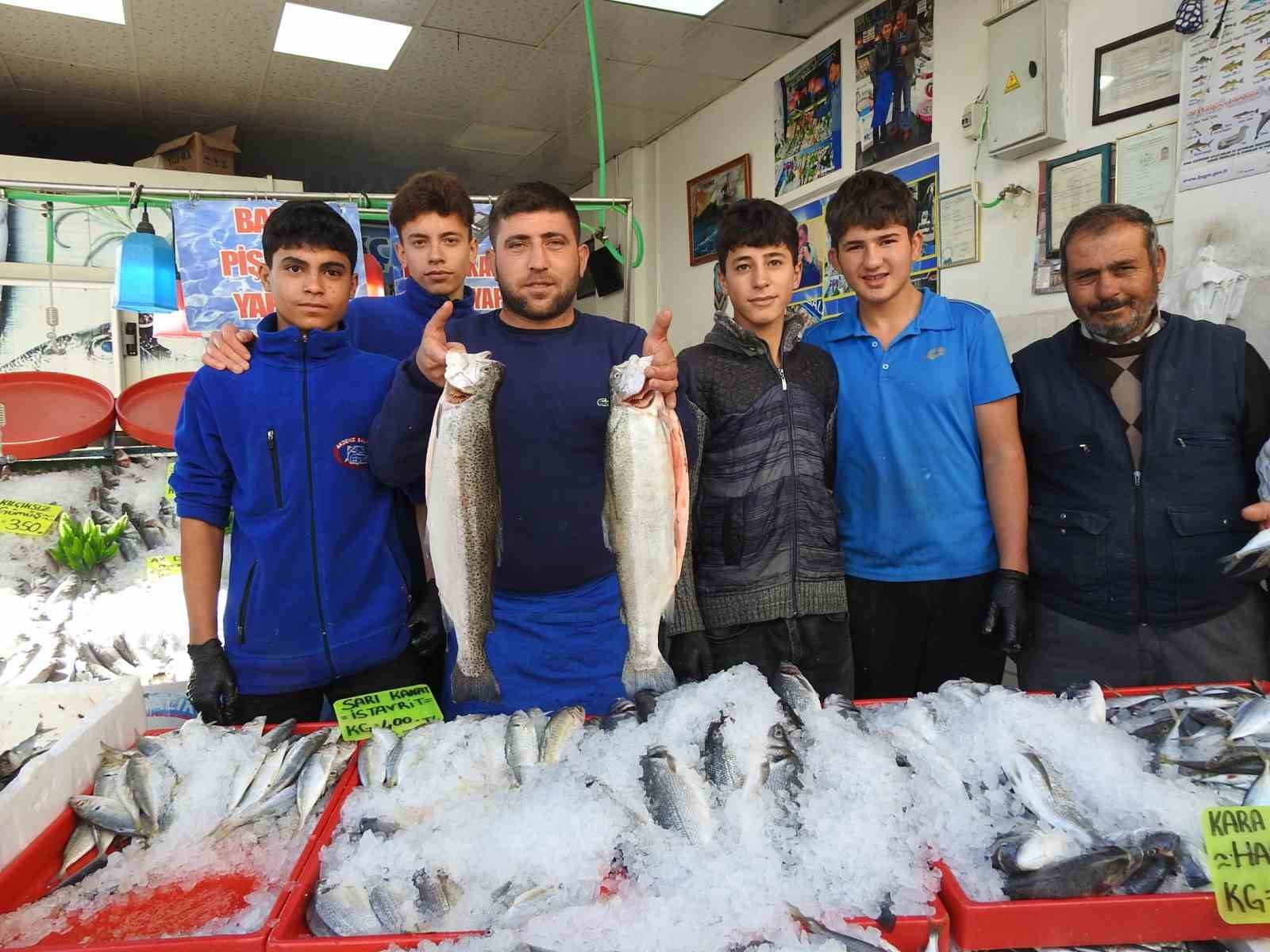 KARADENİZ'DEKİ BEREKET NEDENİYLE KİLİS'TE HAMSİNİN KİLOSU 100 LİRAYA DÜŞTÜ. VATANDAŞLARIN BALIĞA...