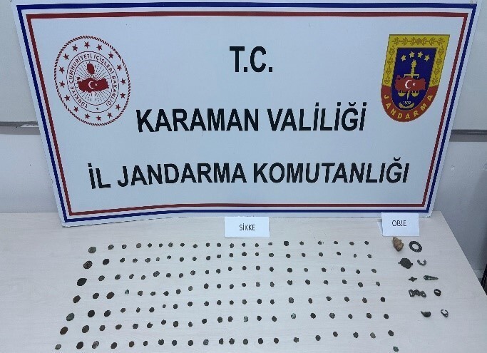 KARAMAN'DA JANDARMANIN YAPTIĞI UYGULAMALARDA 148 ADET TARİHİ SİKKE İLE UYUŞTURUCU MADDE ELE...