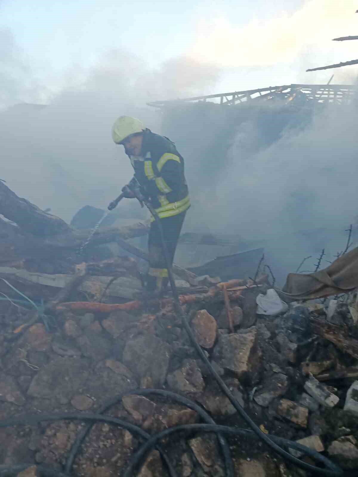 KARAMAN’DA AHIRDA BAŞLAYAN YANGIN DA ALEVLER İKİ EVE SIÇRADI. İTFAİYE TARAFINDAN SÖNDÜRÜLEN...