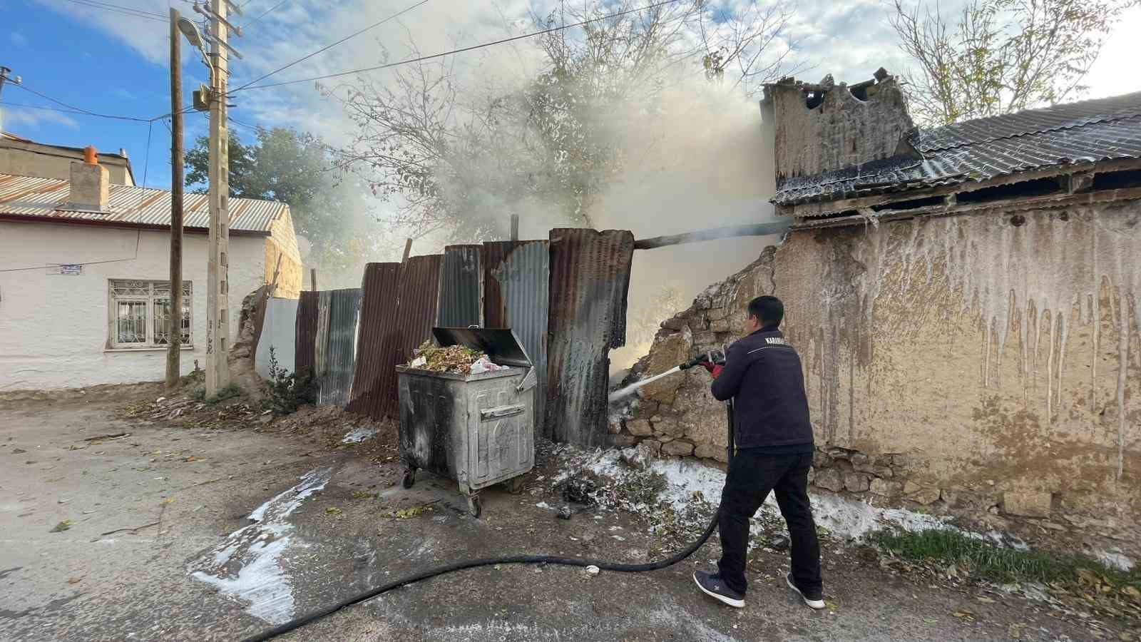 KARAMAN’DA ATIK MALZEMELERİN TUTUŞMASI SONUCU ÇIKAN YANGINDA ALEVLER MÜSTAKİL EVİN ÇATISINA...