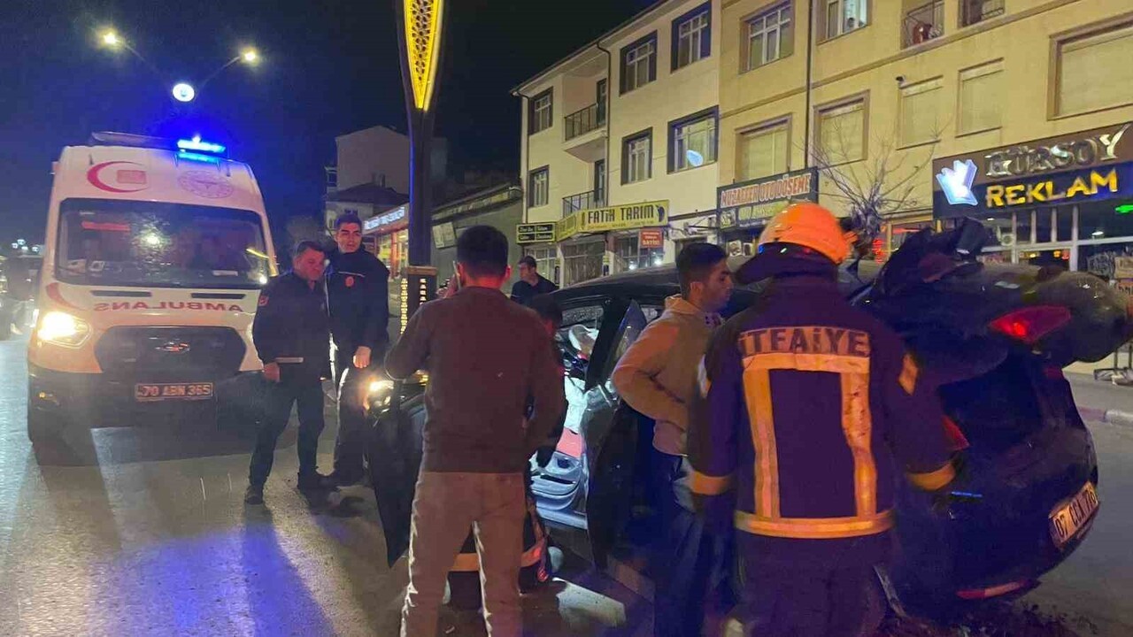 KARAMAN’DA KONTROLDEN ÇIKAN OTOMOBİL REFÜJE ÇIKARKEN, SÜRÜCÜSÜ KAZAYI YARA ALMADAN...