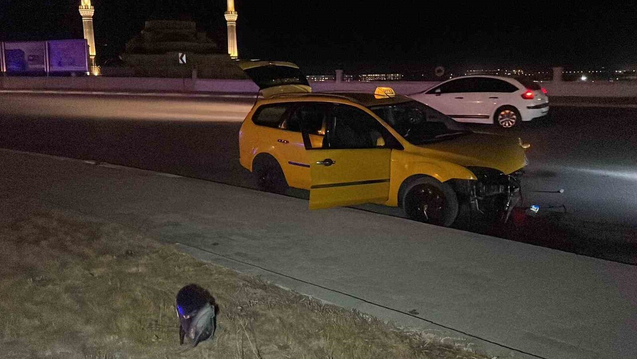 KARAMAN’DA KONTROLDEN ÇIKAN TİCARİ TAKSİ YOL KENARINDAKİ AYDINLATMA DİREĞİNE ÇARPTI. SÜRÜCÜ KAZAYI...