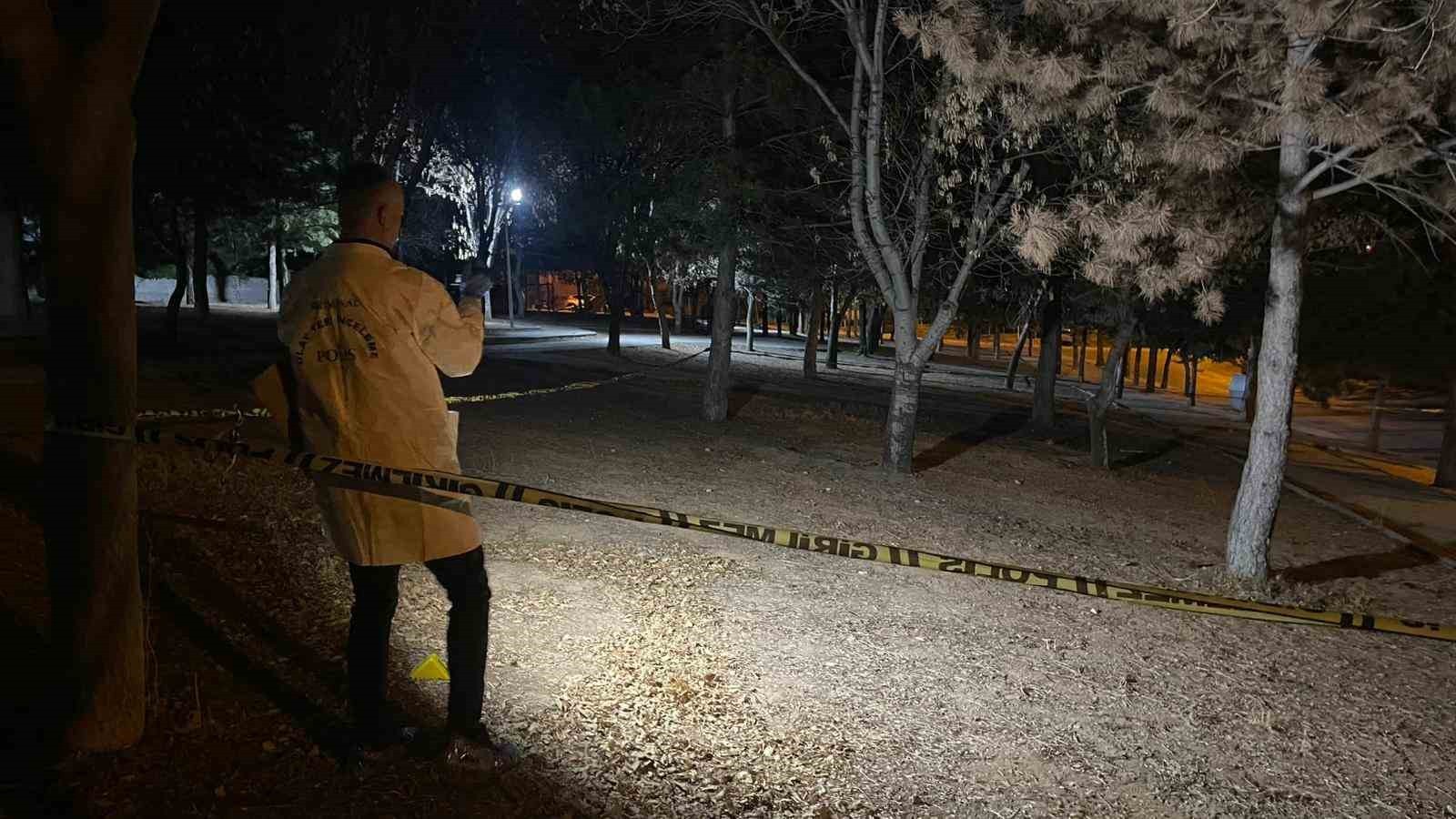 KARAMAN’DA PARKTA SİLAHLI SALDIRIYA UĞRAYAN 17 YAŞINDAKİ ÇOCUK YARALANDI.