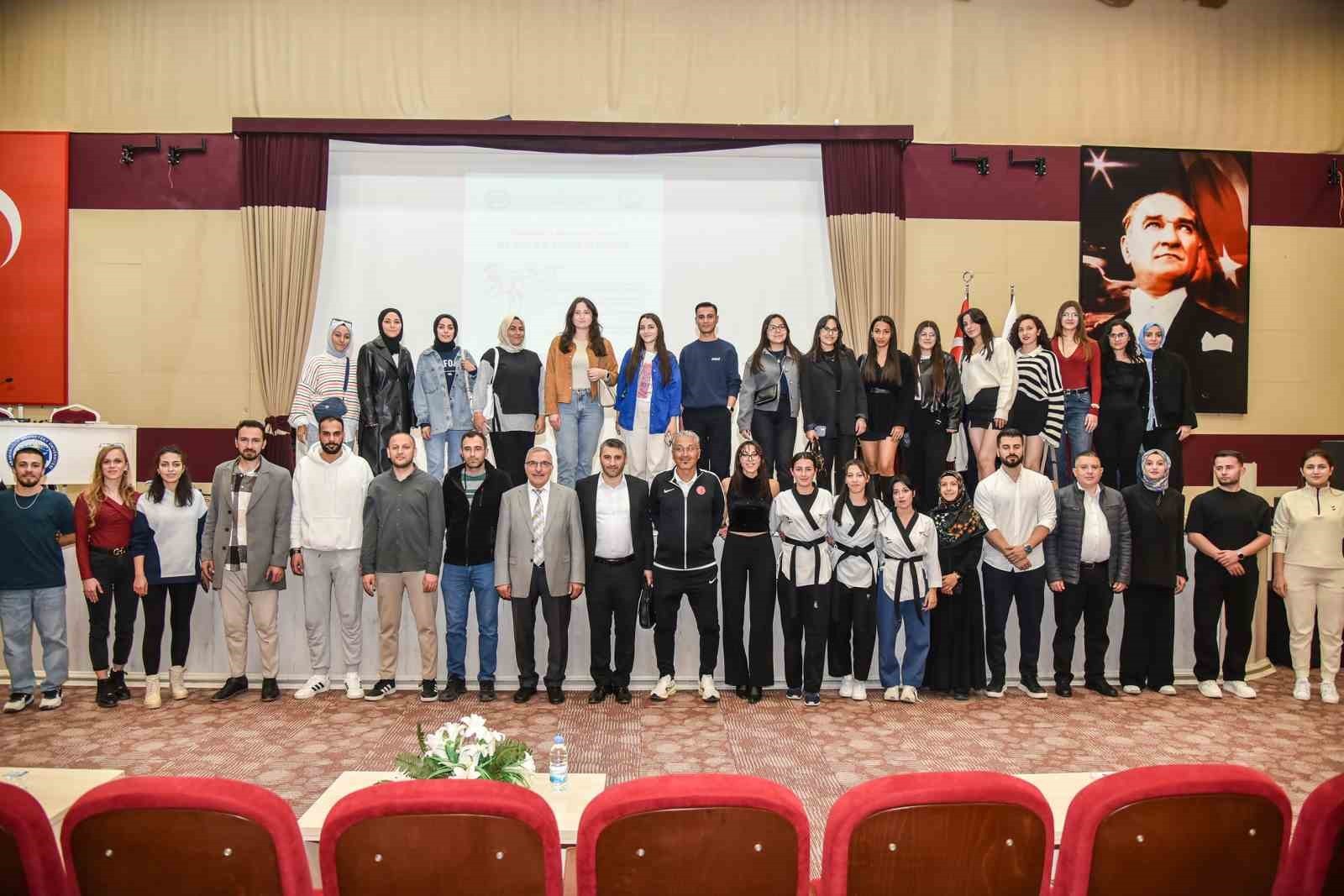 KARAMANOĞLU MEHMETBEY ÜNİVERSİTESİ'NDE "ÖĞRENCİLİK HAYATINDA SPOR VE TEKVANDO" ETKİNLİĞİ...