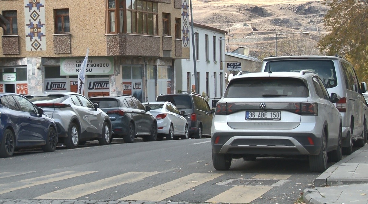 KARS'TA ŞAŞIRTAN DENGE: MERKEZ NÜFUS 100 BİN, ARAÇ SAYISI 54 BİNİ GEÇTİ(IŞIK...