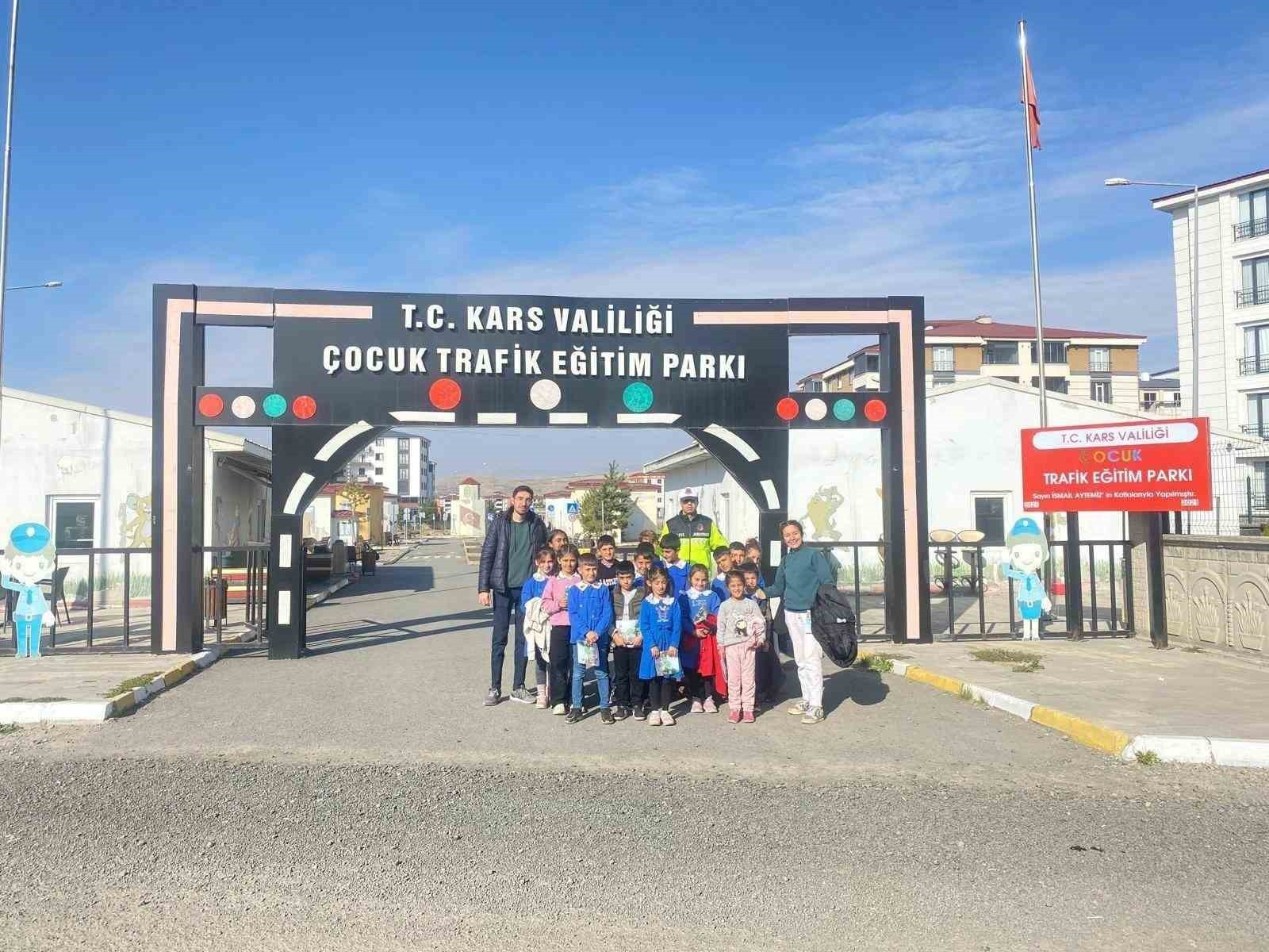 KARS’A JANDARMADAN ÖĞRENCİLERE YÖNELİK TRAFİK EĞİTİMİ(KARS-İHA)