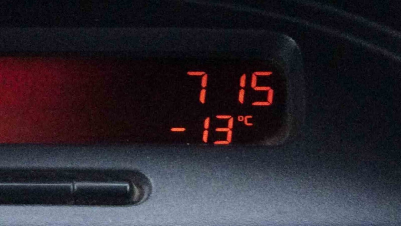 KARS EKSİ 13’Ü GÖRDÜ: ARAÇ CAMLARI BUZ TUTTU(KARS-İHA)