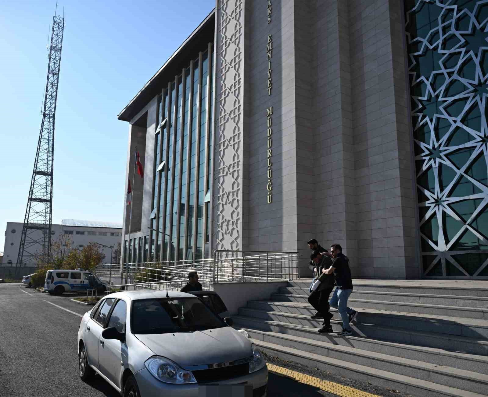 KARS’TA 19 YIL HAPİS CEZASI BULUNAN DOLANDIRICI YAKALANDI(KARS-İHA)