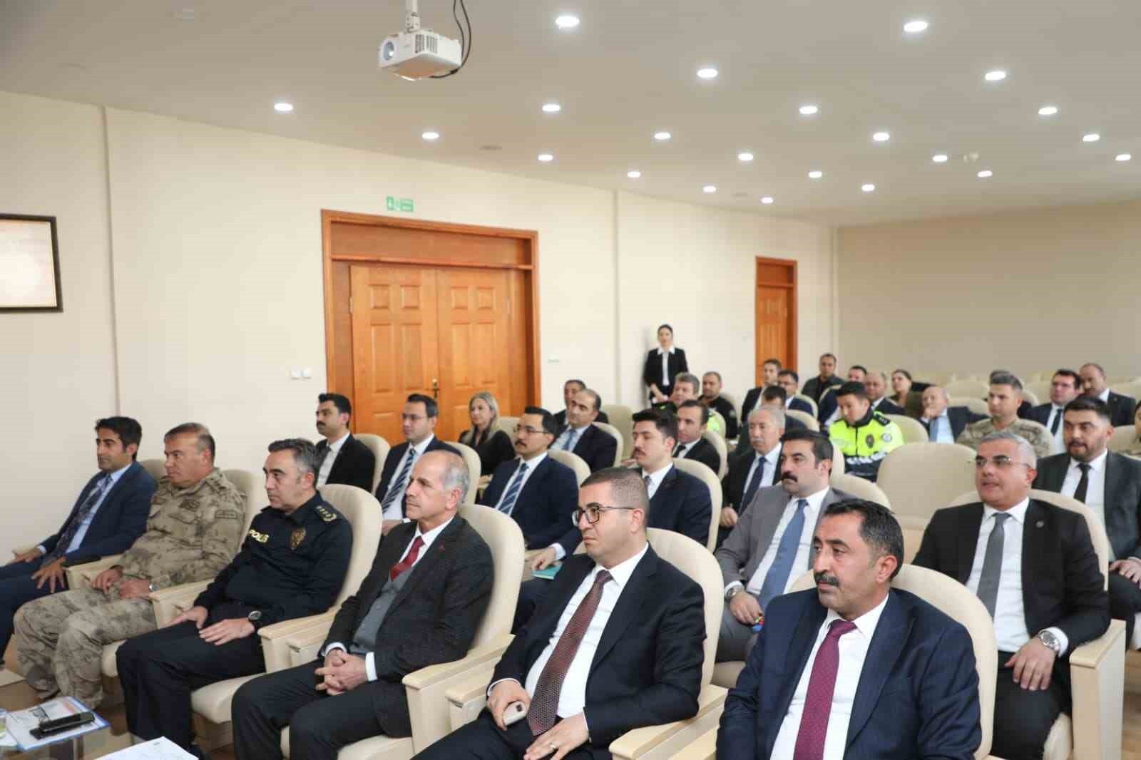 KARS’TA KIŞ TEDBİRLERİ MASAYA YATIRILDI(KARS-İHA)