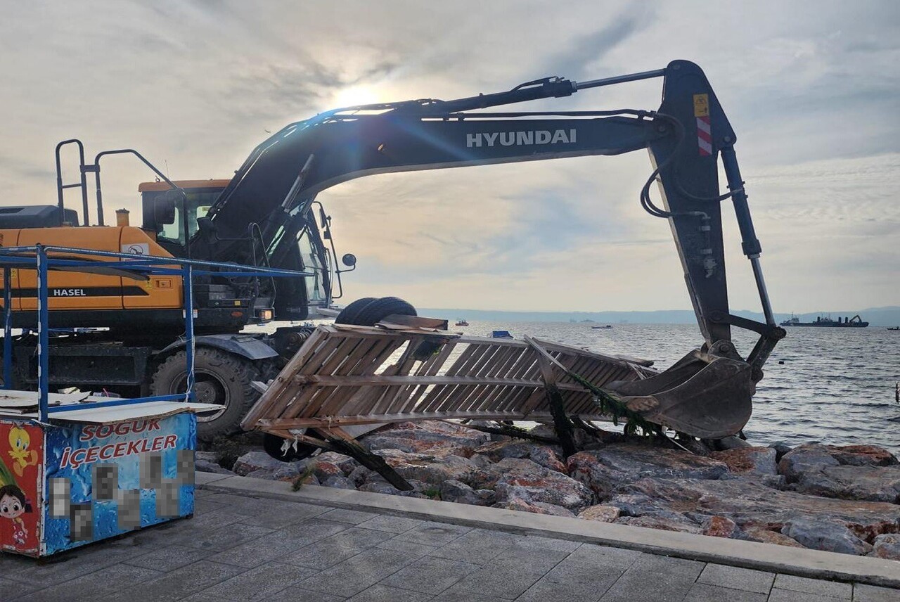 KARŞIYAKA SAHİLİNDE KIYI VE İMAR KANUNU’NA AYKIRI ŞEKİLDE İNŞA EDİLEN İZİNSİZ PLATFORM VE AHŞAP...