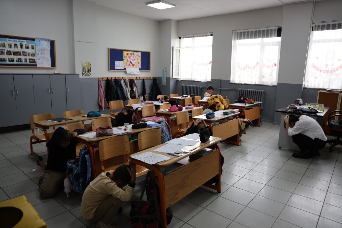 KARTEPE'DEKİ İKİ İLKOKULDA ÖĞRENCİLERE YÖNELİK AFET BİLİNCİ EĞİTİMİ VE TATBİKATI...