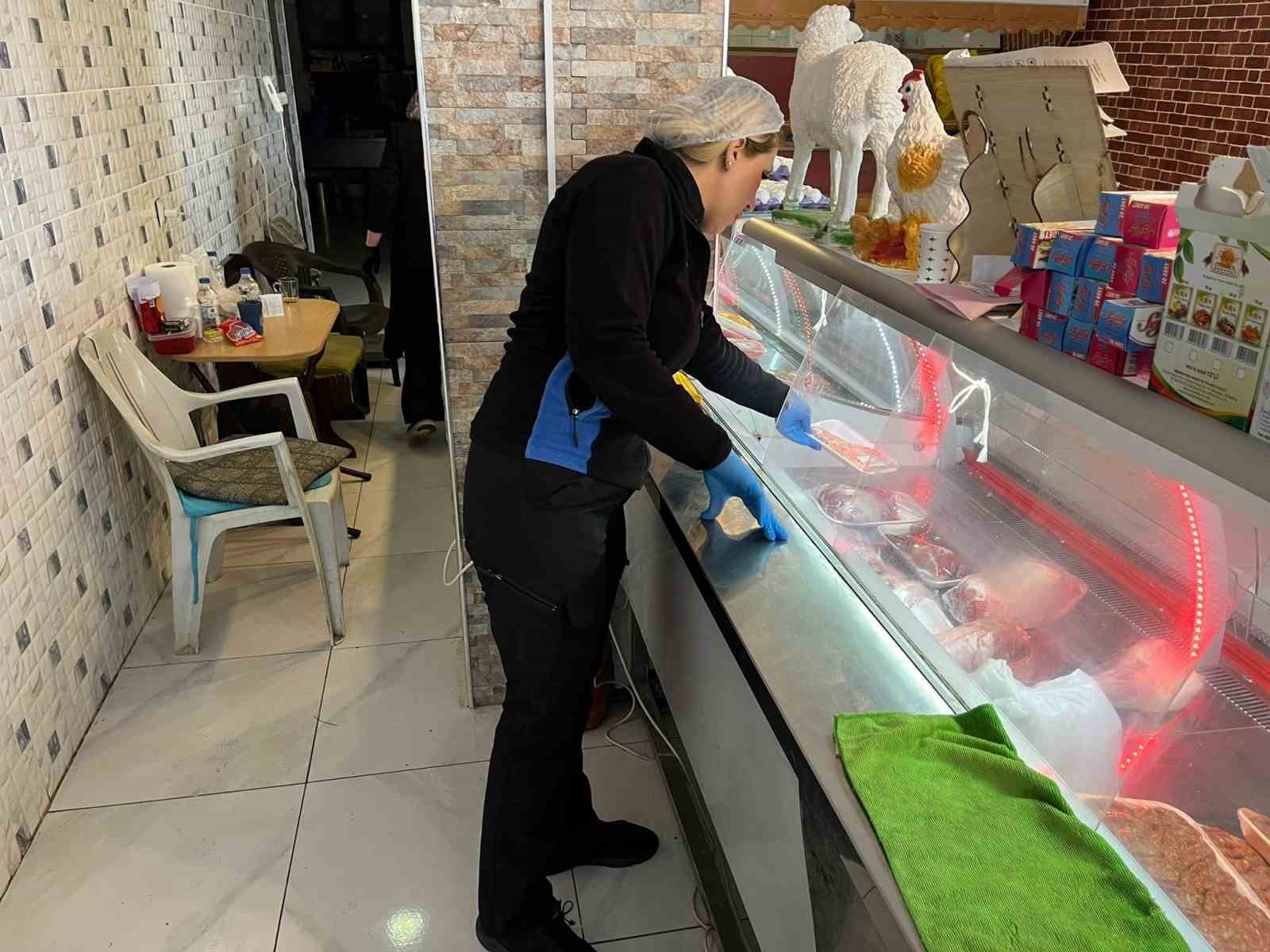 KASAP DÜKKANININ ÜRETİM HANESİNE GİREN ZABITALAR ŞOK OLDU