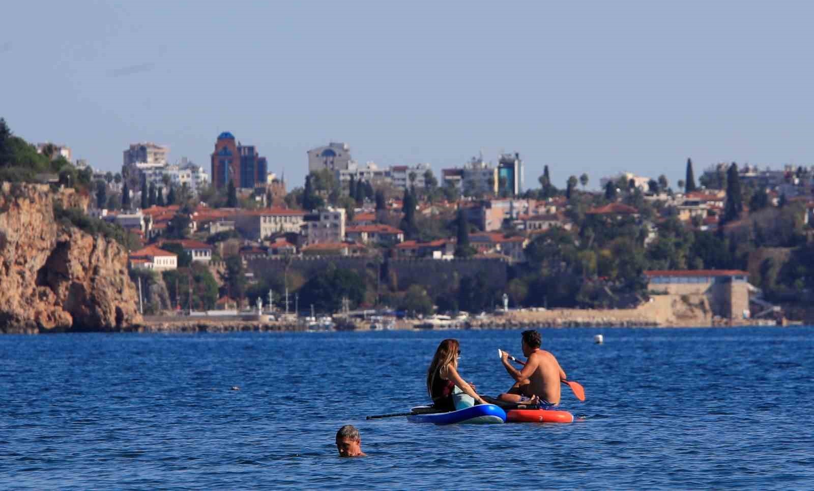 KASIM AYININ ORTALARI OLMASINA RAĞMEN TURİZMİN BAŞKENTİ ANTALYA'DA YAZDAN KALMA GÜNLER YAŞANMAYA...