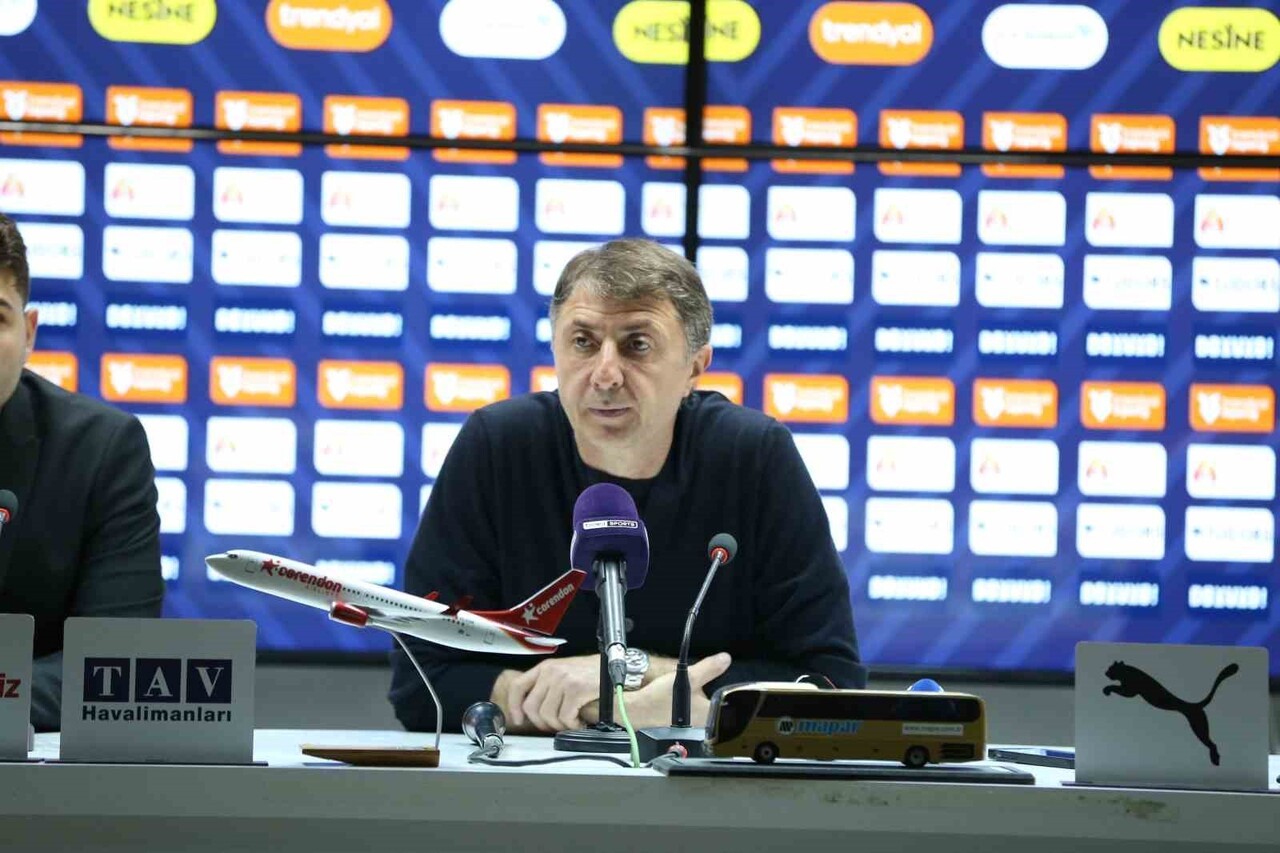 KASIMPAŞA TEKNİK DİREKTÖRÜ ŞOTA ARVELADZE, CORENDON ALANYASPOR MAÇININ ARDINDAN YAPTIĞI...