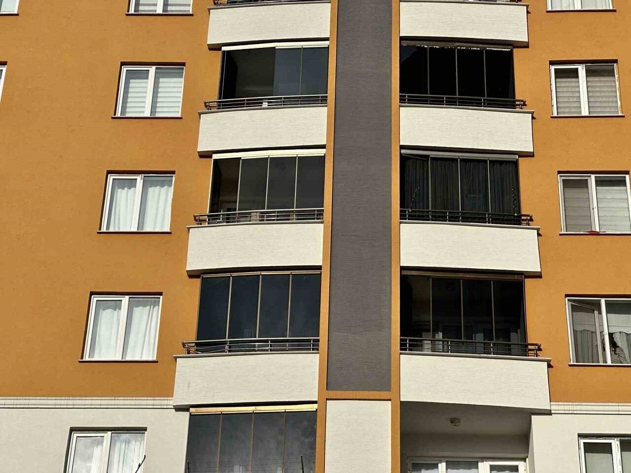 KASTAMONU'DA 7'NCİ KATTAKİ BALKONDAN BETON ZEMİNE DÜŞEN 25 YAŞINDAKİ ŞAHIS HAYATINI...