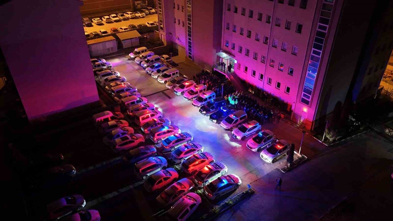 KASTAMONU'DA İL EMNİYET MÜDÜRLÜĞÜ EKİPLERİNCE GERÇEKLEŞTİRİLEN EŞ ZAMANLI HUZUR UYGULAMASINDA 2...