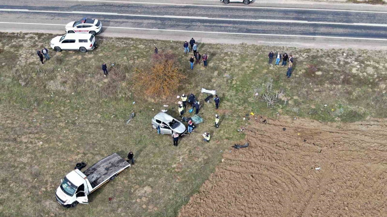 KASTAMONU'NUN İHSANGAZİ İLÇESİNDE YOLDAN ÇIKARAK TARLADA TAKLA ATAN OTOMOBİLDEKİ İKİ KARDEŞ...