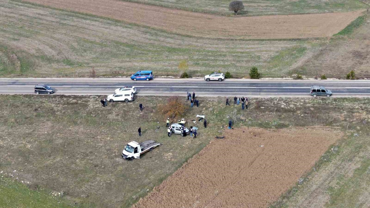 KASTAMONU'NUN İHSANGAZİ İLÇESİNDE YOLDAN ÇIKARAK TARLADA TAKLA ATAN OTOMOBİLDEKİ İKİ KARDEŞ...