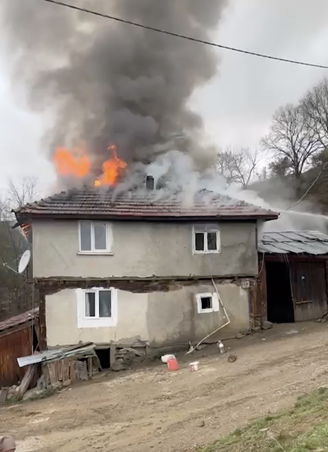 KASTAMONU'NUN TAŞKÖPRÜ İLÇESİNDE ÇIKAN YANGIN İTFAİYE EKİPLERİ TARAFINDAN SÖNDÜRÜLDÜ.