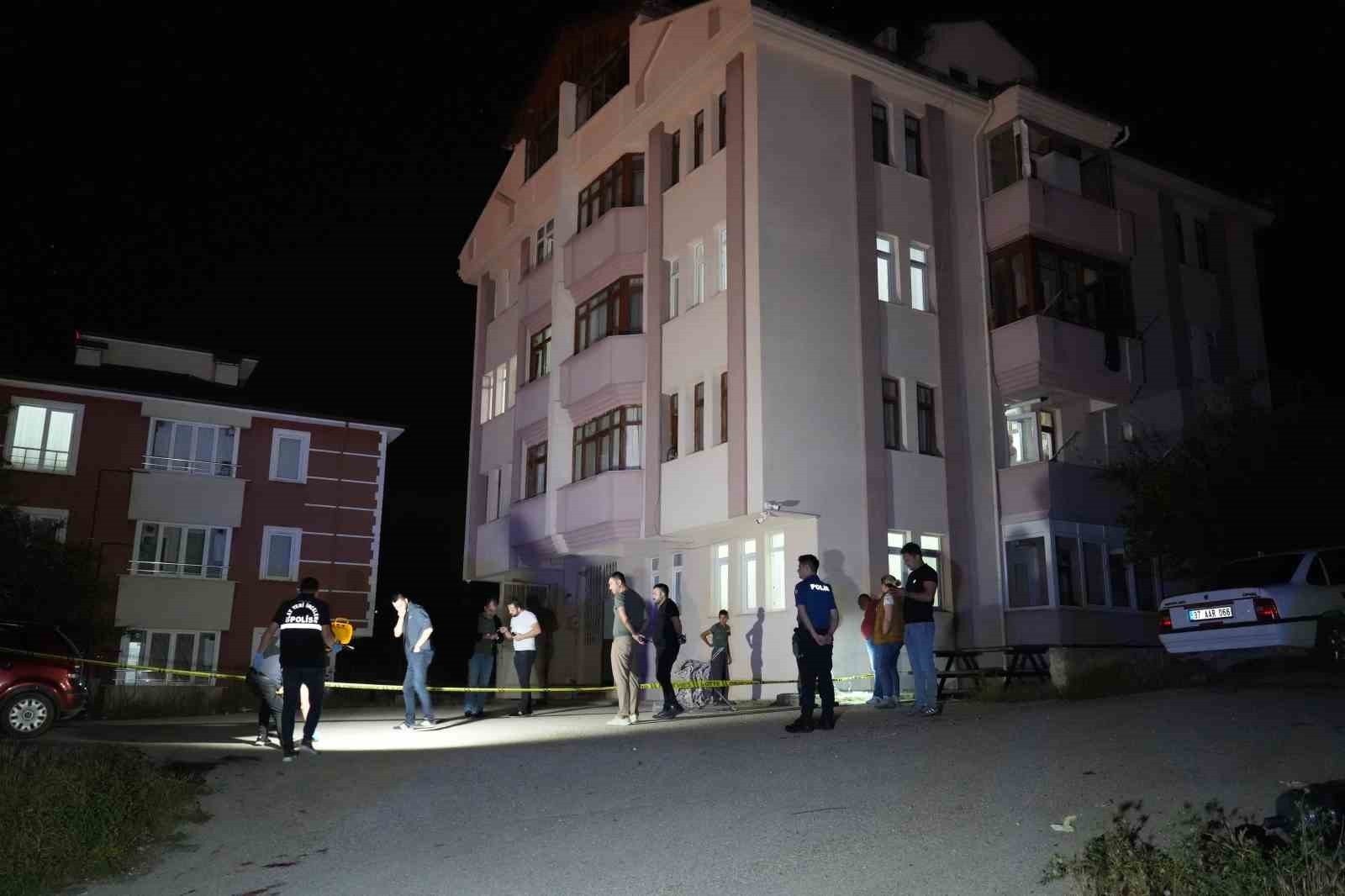 KASTAMONU’DA APARTMAN ÖNÜNDE TARTIŞTIĞI KOMŞULARINA EVİNİN PENCERESİNDEN KURŞUN YAĞDIRAN SANIK...