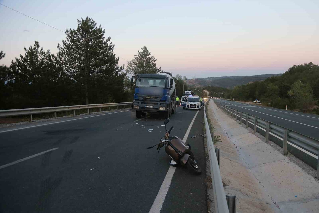 KASTAMONU’DA GÖZÜNÜ GÜNEŞ ALMASI SEBEBİYLE ÖNÜNDE SEYREDEN MOTOSİKLETE ÇARPARAK BİR KİŞİNİN...