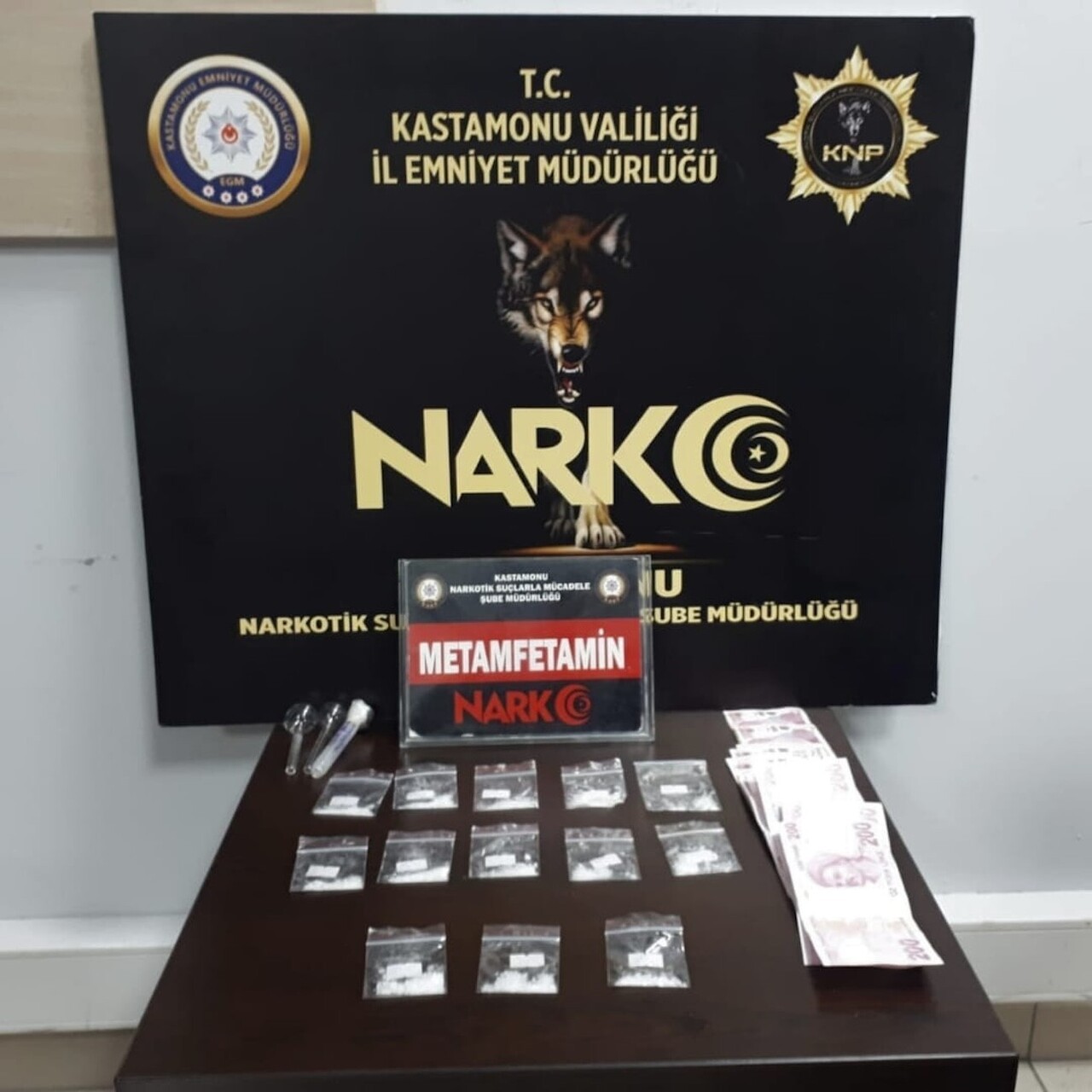 KASTAMONU’DA POLİS EKİPLERİ TARAFINDAN ARACINDA UYUŞTURUCU MADDE İLE YAKALAN VE HAKKINDA...