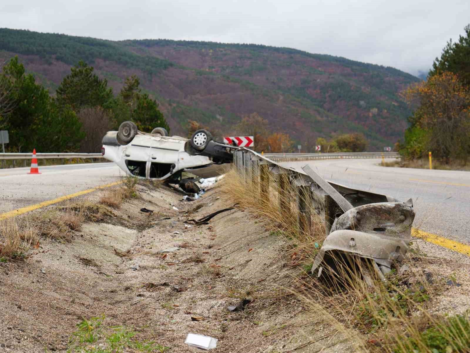 KASTAMONU’DA SÜRÜCÜSÜNÜN DİREKSİYON HAKİMİYETİNİ KAYBETMESİ SONUCU REFÜJDE BULUNAN DEMİR...