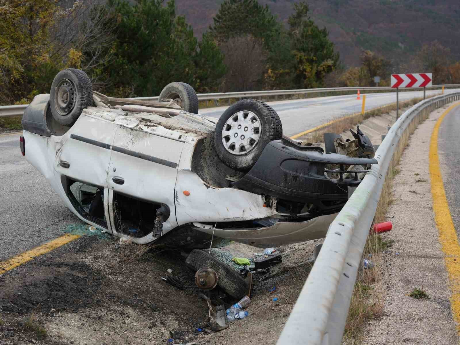 KASTAMONU’DA SÜRÜCÜSÜNÜN DİREKSİYON HAKİMİYETİNİ KAYBETMESİ SONUCU REFÜJDE BULUNAN DEMİR...