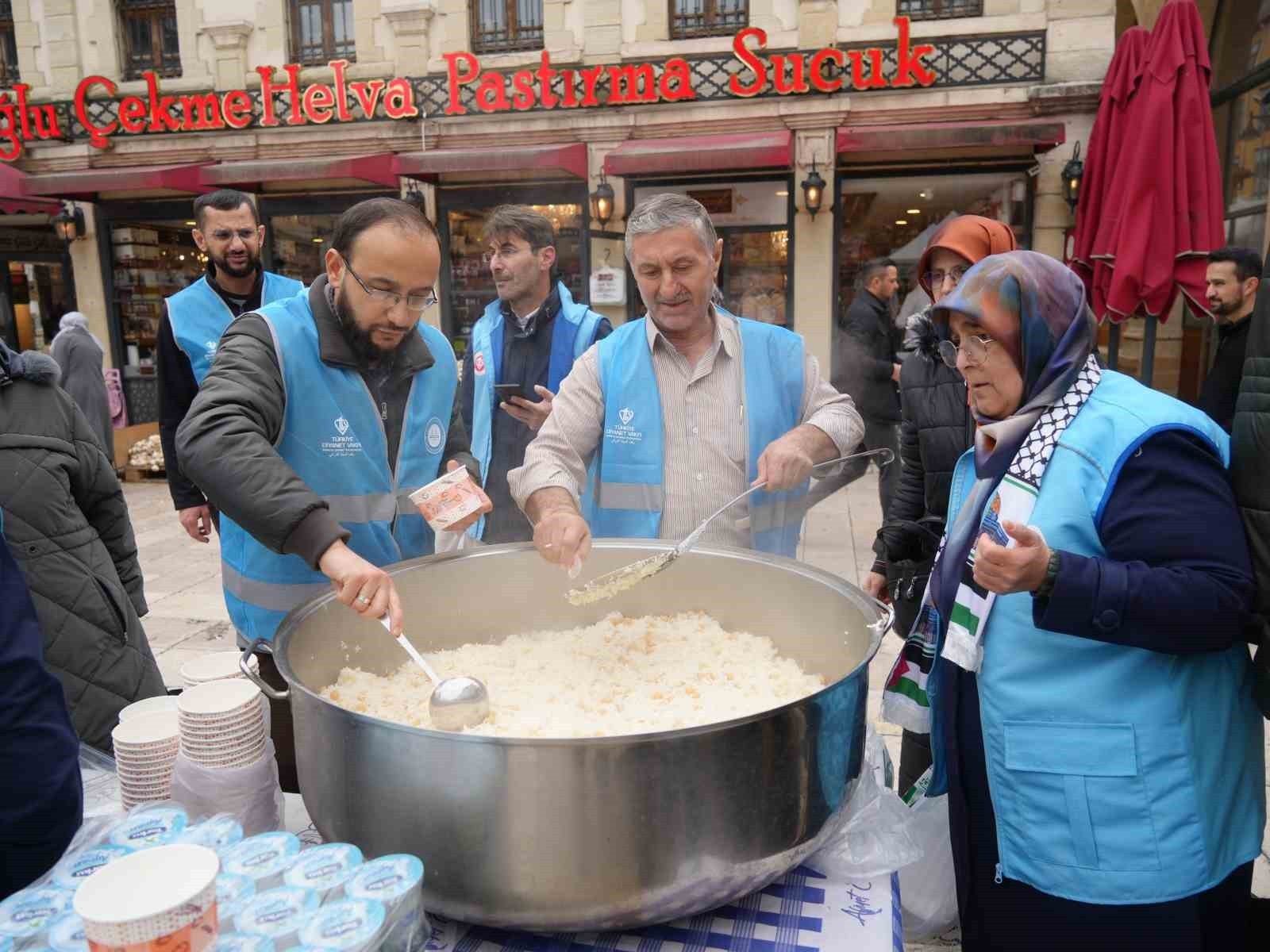 KASTAMONU İL MÜFTÜLÜĞÜ TARAFINDAN OLUŞTURULAN STANTLARDA EV KADINLARININ YAPTIĞI EL EMEĞİ GÖZ NURU...