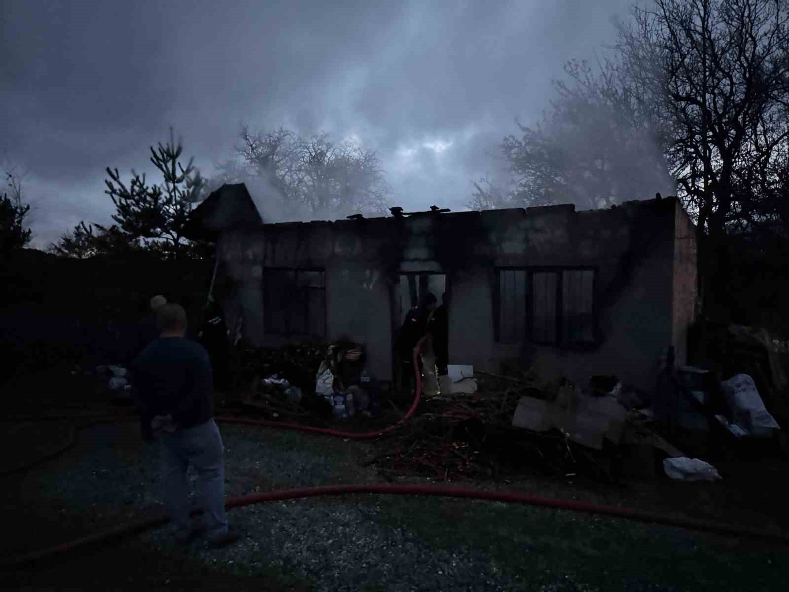KASTAMONU’NUN DEVREKANİ İLÇESİNDE SOBAYI YAKMAK İÇİN BENZİN DÖKEN ŞAHIS, SOBANIN PARLAMASI ÜZERİNE...