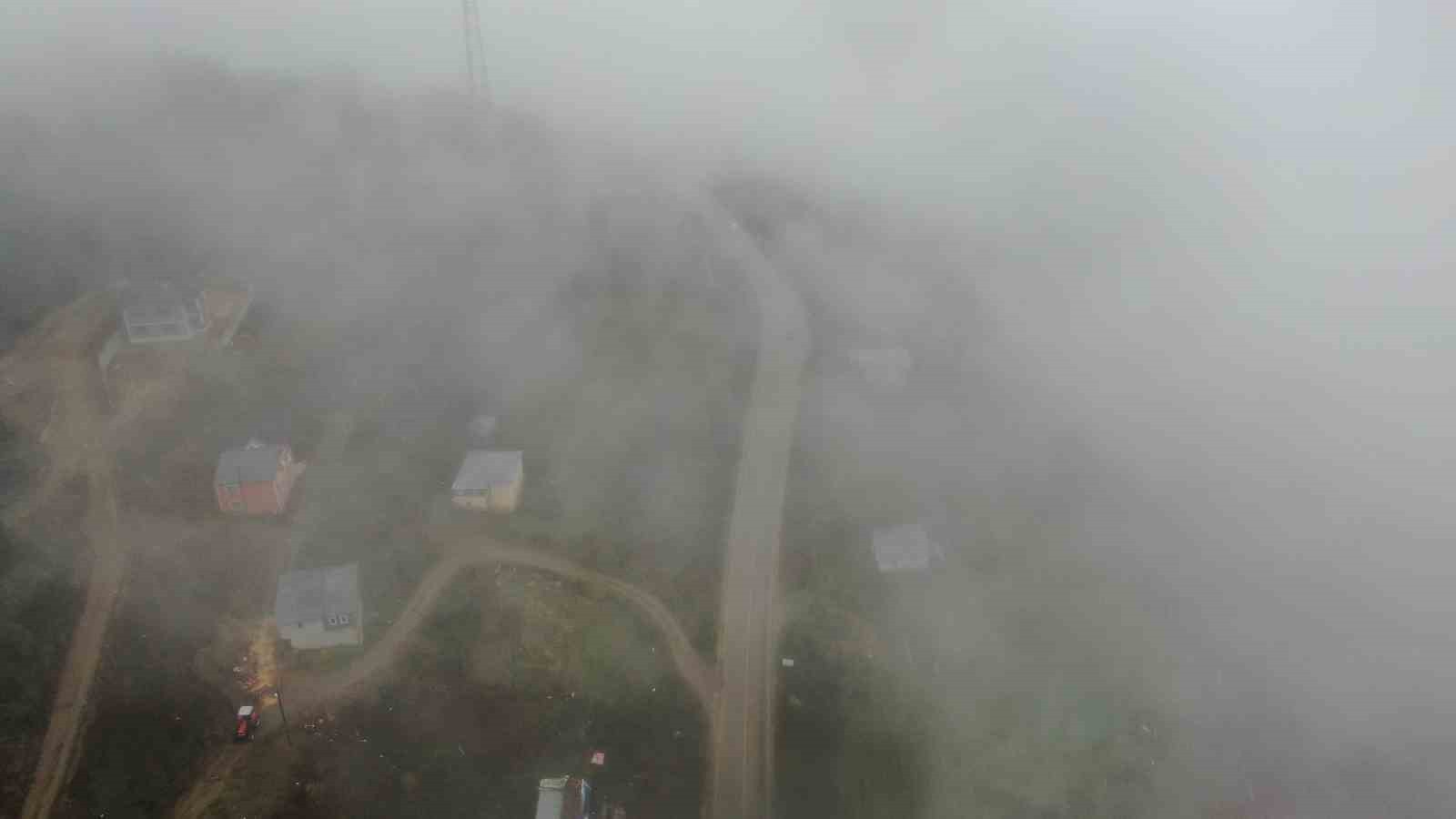 KASTAMONU’NUN İL MERKEZİ İLE SAHİL İLÇELERİNİ BİRBİRİNE BAĞLAYAN YARALIGÖZ GEÇİDİNDE SİS VE...