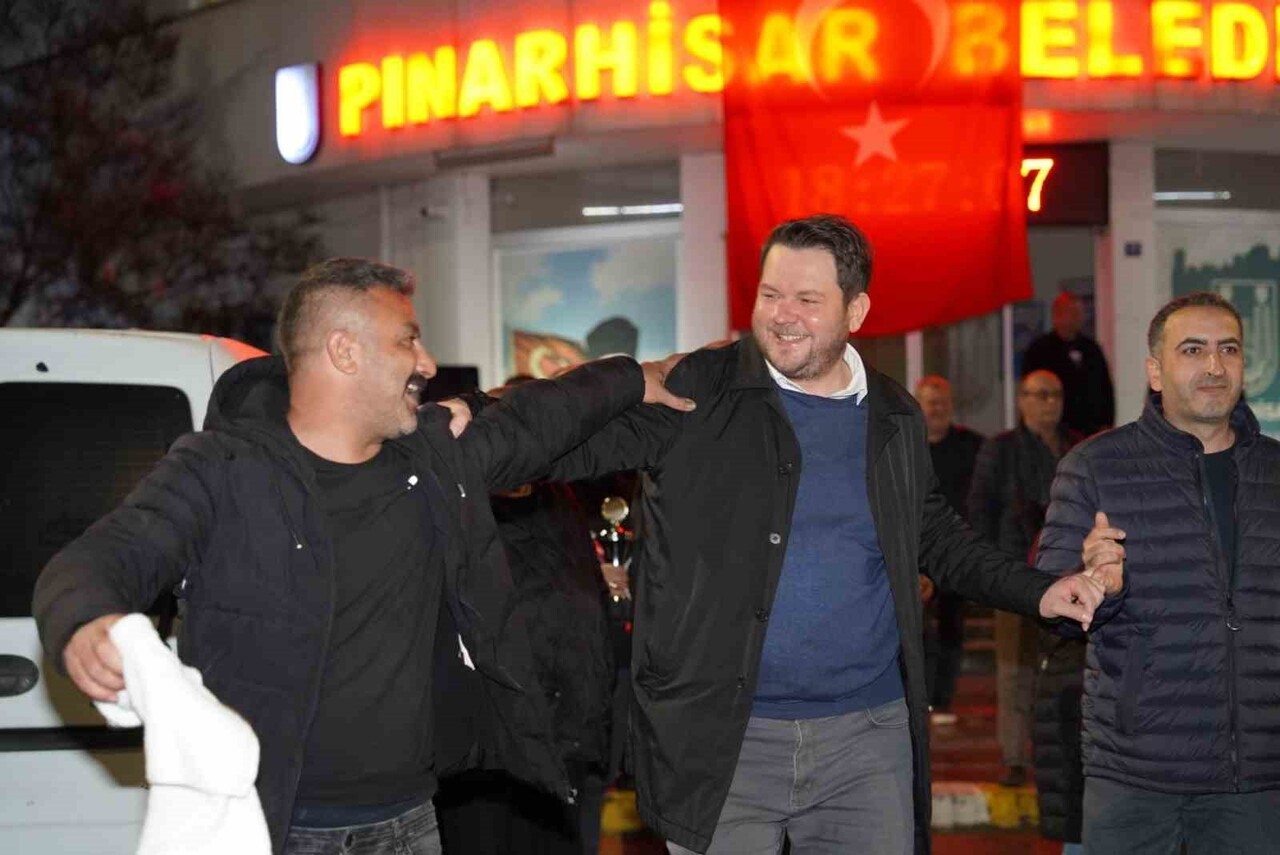 KAYMAKAM ÖZDER, BAŞKAN TALAY VE GENÇLİK SPOR MÜDÜRÜ ÖZTÜRK, SPORCULARLA BİRLİKTE HALAY ÇEKEREK...