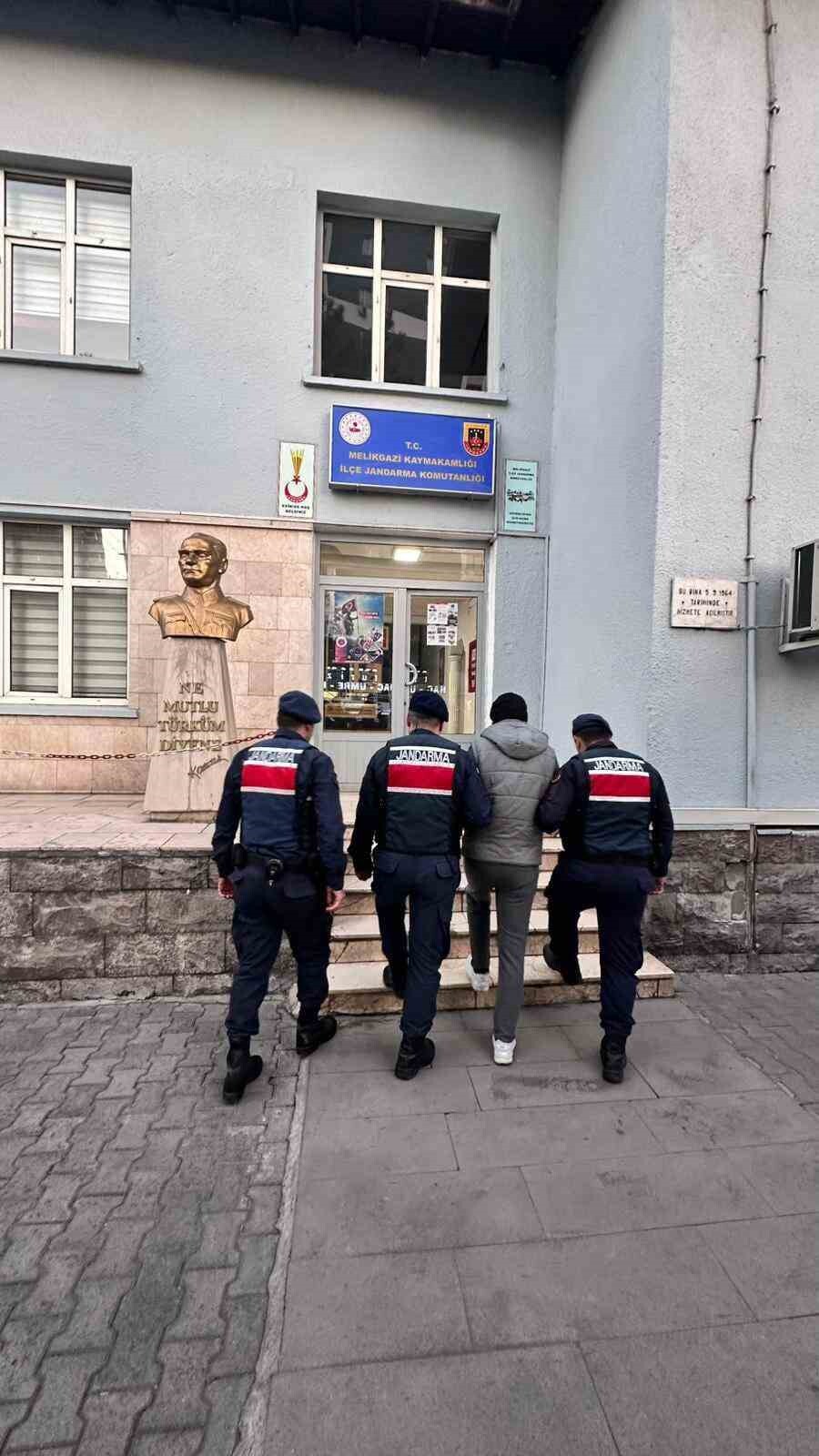 KAYSERİ'DE JANDARMA EKİPLERİ TARAFINDAN YAPILAN ÇALIŞMALARDA FETÖ ÜYELİĞİNDEN ARANAN VE...