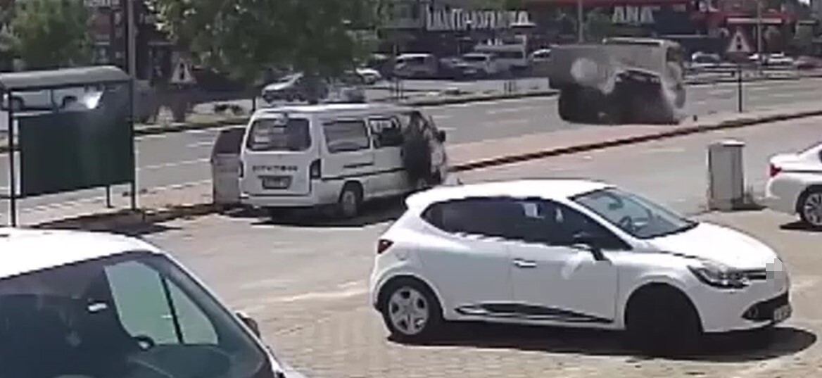 KAYSERİ'DE MEYDANA GELEN MADDİ HASARLI VE YARALAMALI TRAFİK KAZALARI GÜVENLİK KAMERALARINA...