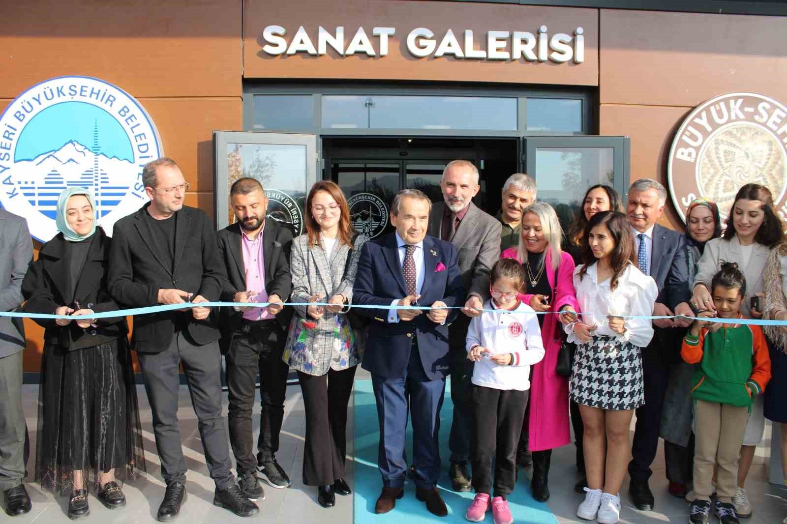 KAYSERİ'DE ÖĞRETİM GÖREVLİSİ ABDÜLKADİR DAĞLI'NIN DOĞA GEZİSİ SIRASINDA TOPLADIĞI AHŞAP...