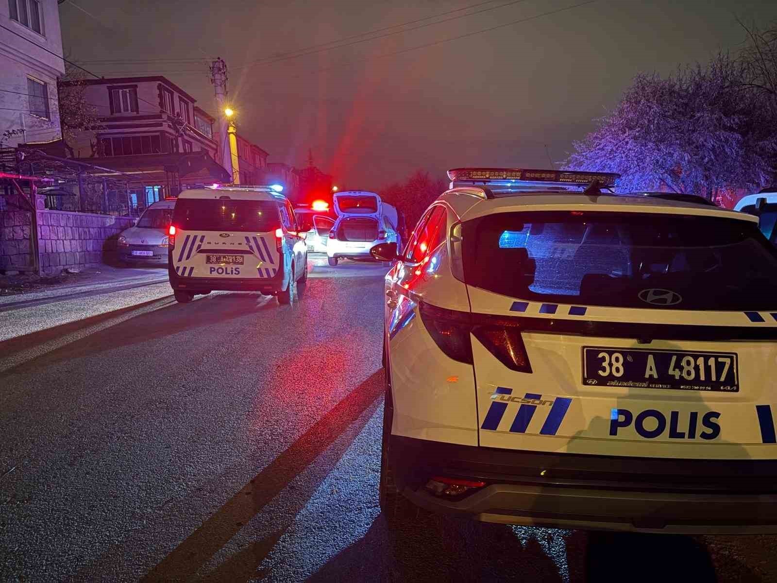 KAYSERİ'NİN MELİKGAZİ İLÇESİNDE POLİS EKİPLERİNİN ‘DUR' İHTARINA UYMAYAN OTOMOBİL SÜRÜCÜSÜ...