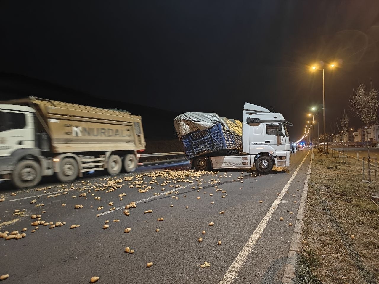 KAYSERİ'NİN MELİKGAZİ İLÇESİNDE RAMPA AŞAĞI İNEN TIR MAKASLARKEN, ÜZERİNDE YÜKLÜ ONLARCA KİLO...