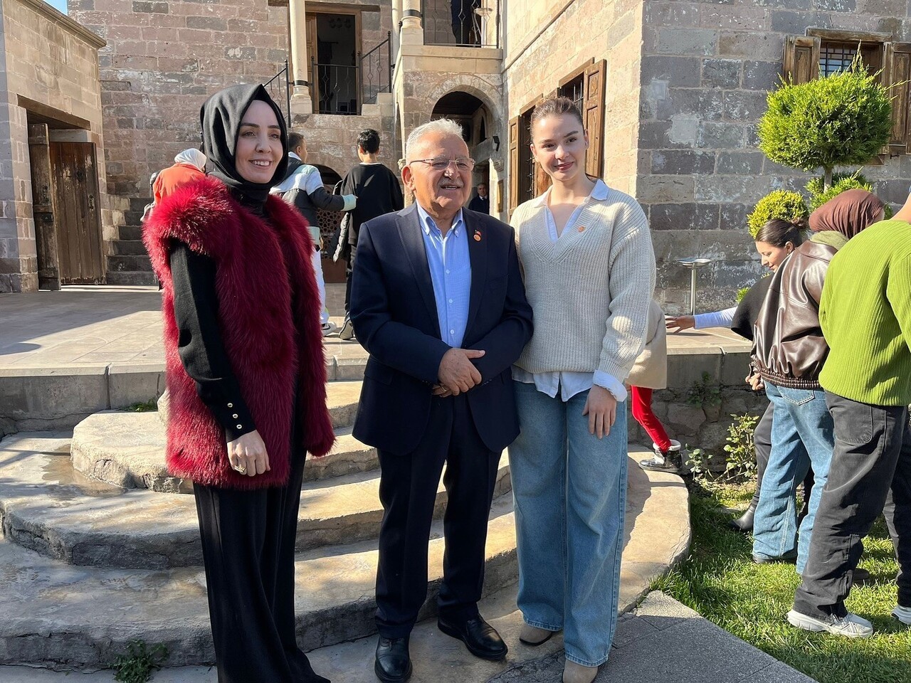 KAYSERİ BÜYÜKŞEHİR BELEDİYE BAŞKANI DR. MEMDUH BÜYÜKKILIÇ, KADEM GENÇ GÖNÜLLÜLERİ VE FİLİSTİNLİ...