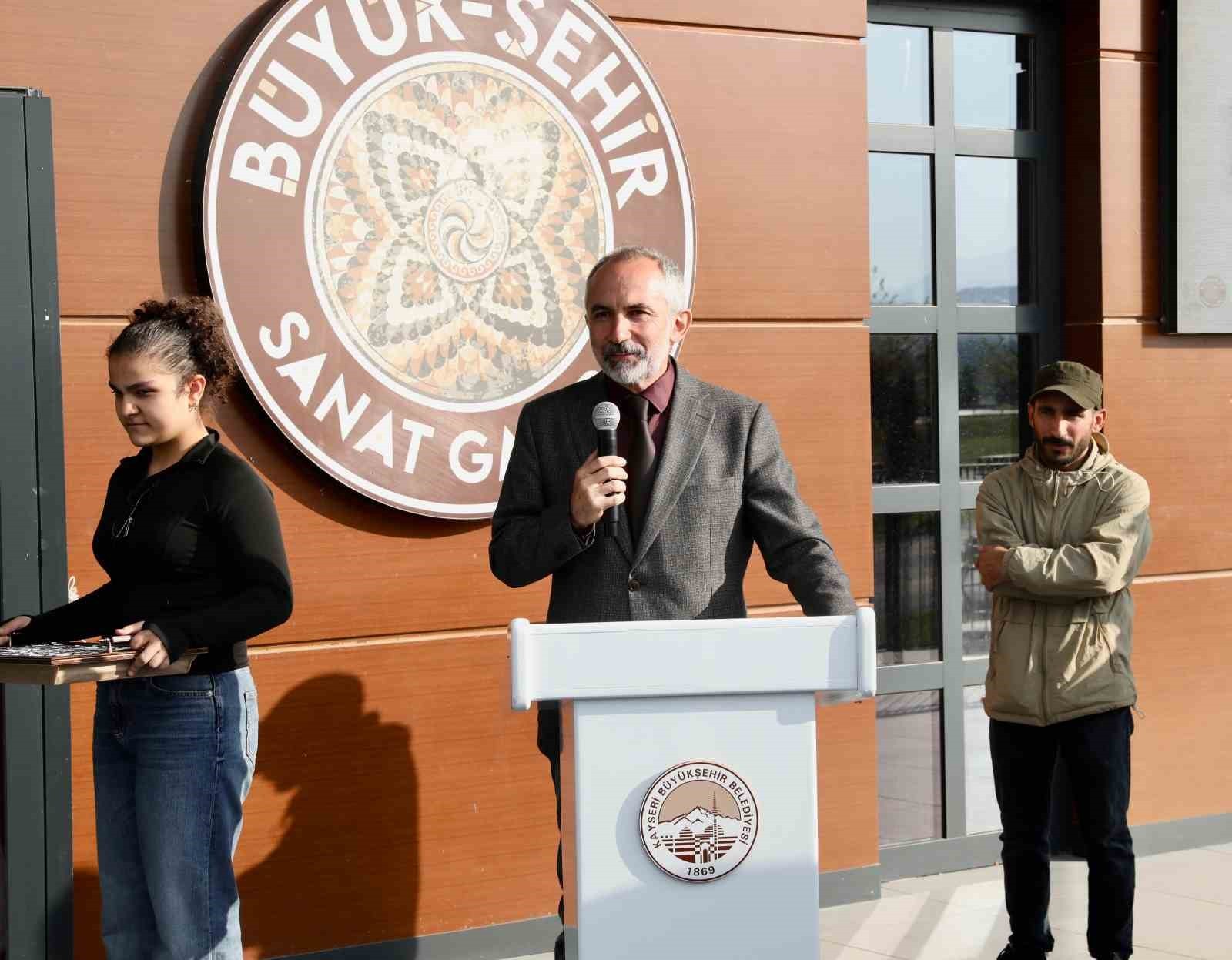 KAYSERİ BÜYÜKŞEHİR BELEDİYESİ BÜNYESİNDE FAALİYET GÖSTEREN BÜYÜK ŞEHİR SANAT GALERİSİ’NDE ‘AHŞAP...