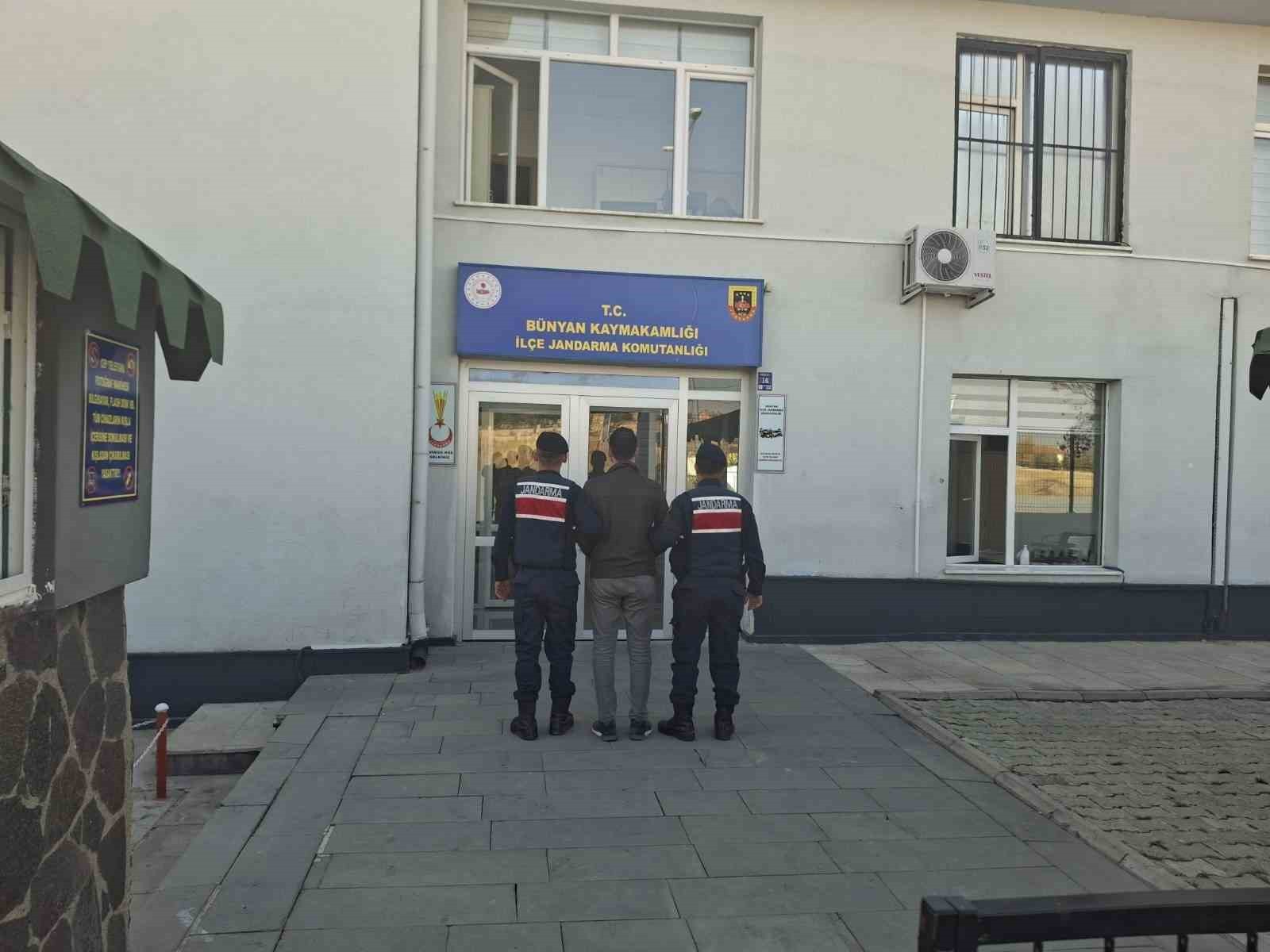 KAYSERİ’DE JANDARMA EKİPLERİ TARAFINDAN YAPILAN ÇALIŞMALARDA FETÖ SİLAHLI TERÖR ÖRGÜTÜNE ÜYE OLMAK...