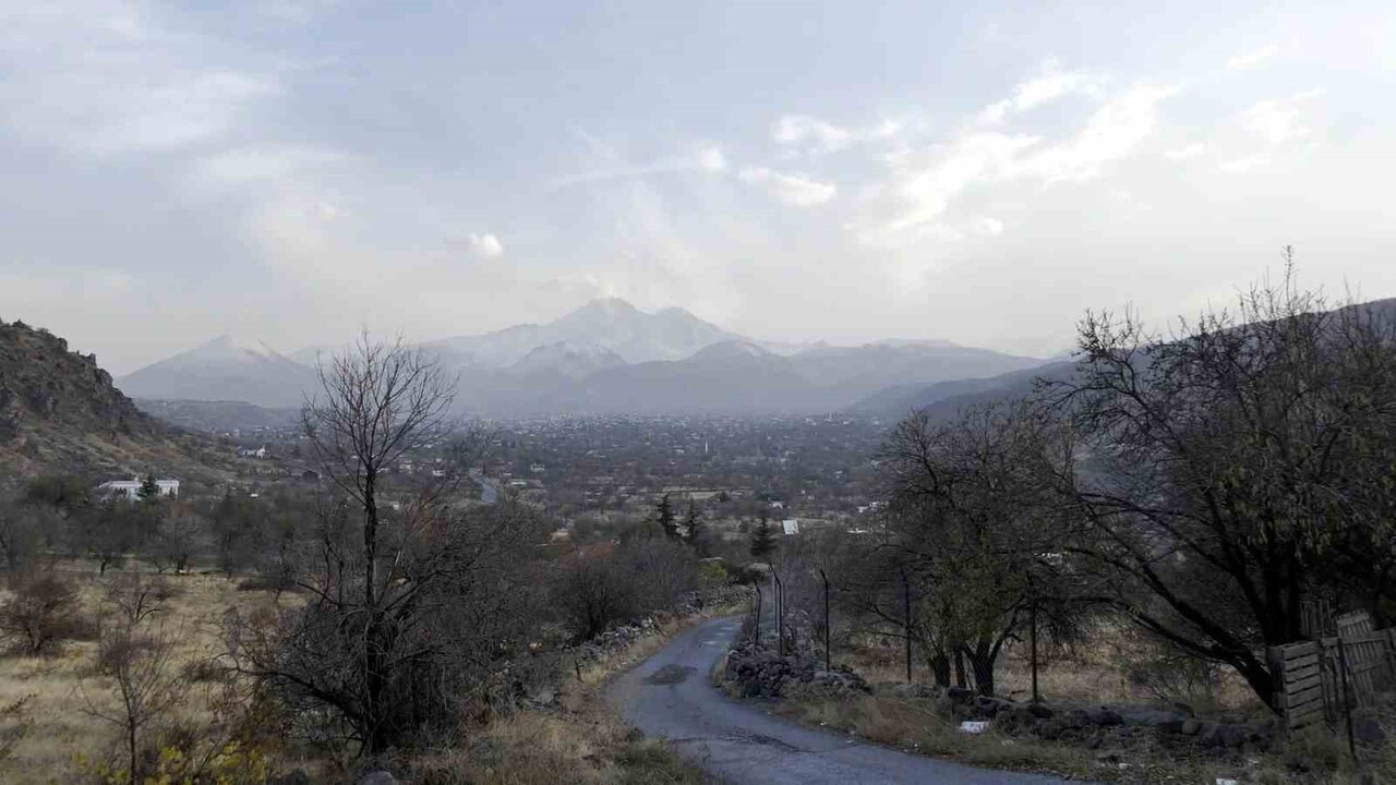 KAYSERİ’DE SONBAHARIN GELMESİ İLE BİRLİKTE ERCİYES DAĞI’NIN ETEKLERİNDE MANZARA GÖRÜNTÜLERİ ORTAYA...