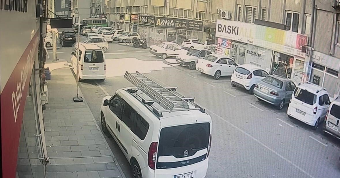 KAYSERİ’NİN KOCASİNAN İLÇESİNDE DUR LEVHASINA DİKKAT ETMEYEREK, GEÇEN SÜRÜCÜ KAZAYA NEDEN OLDU. O...
