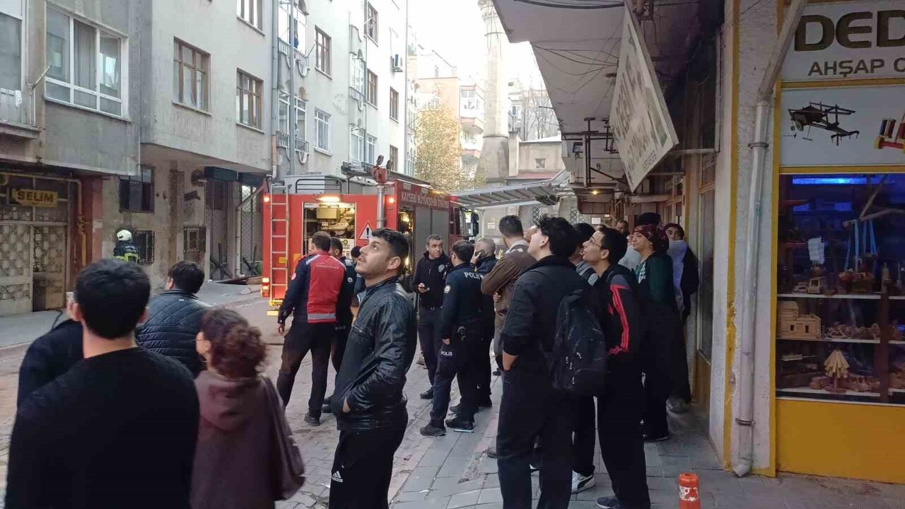 KAYSERİ’NİN KOCASİNAN İLÇESİNDEKİ BİR APARTMANIN KORİDORUNDA BULUNAN EŞYALARIN ALEV ALMASIYLA...