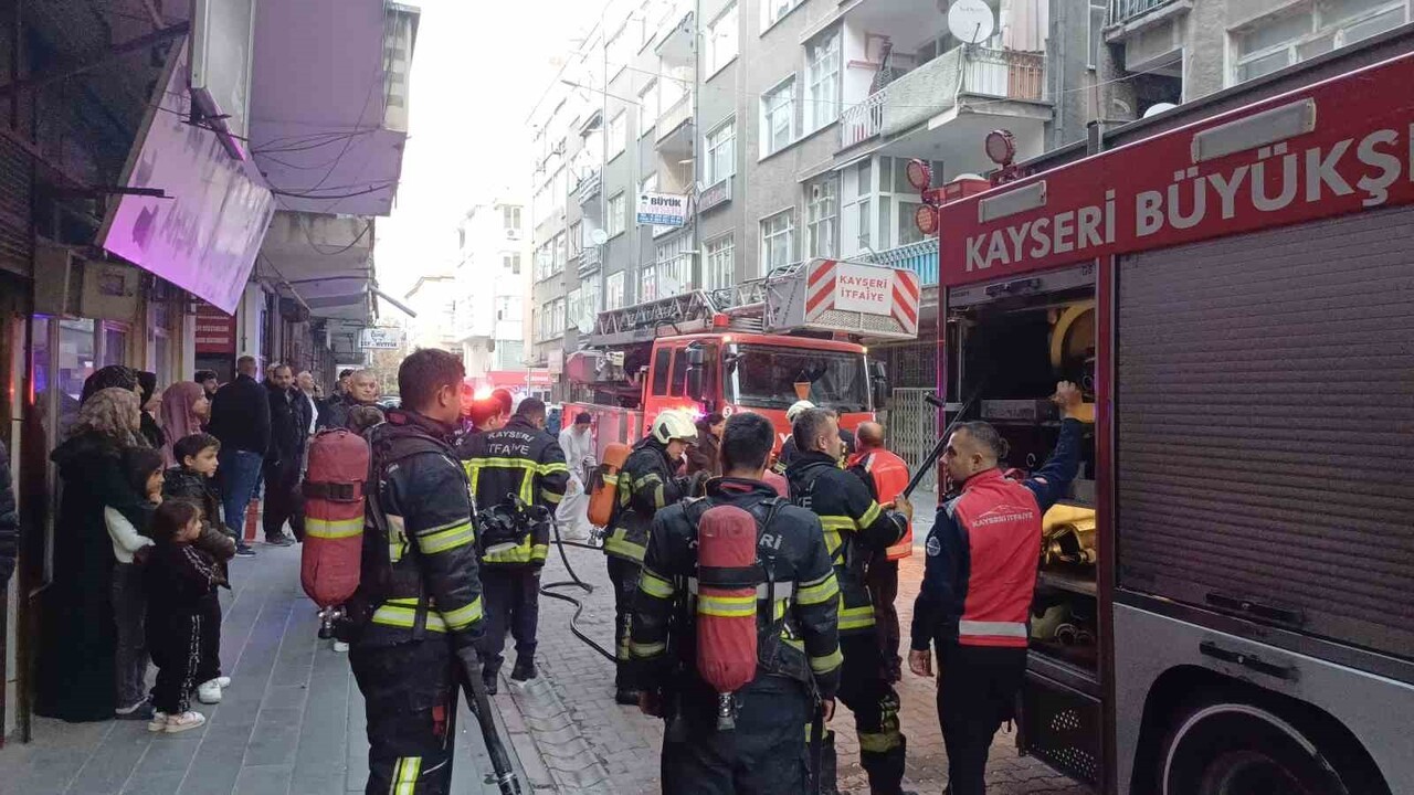 KAYSERİ’NİN KOCASİNAN İLÇESİNDEKİ BİR APARTMANIN KORİDORUNDA BULUNAN EŞYALARIN ALEV ALMASIYLA...