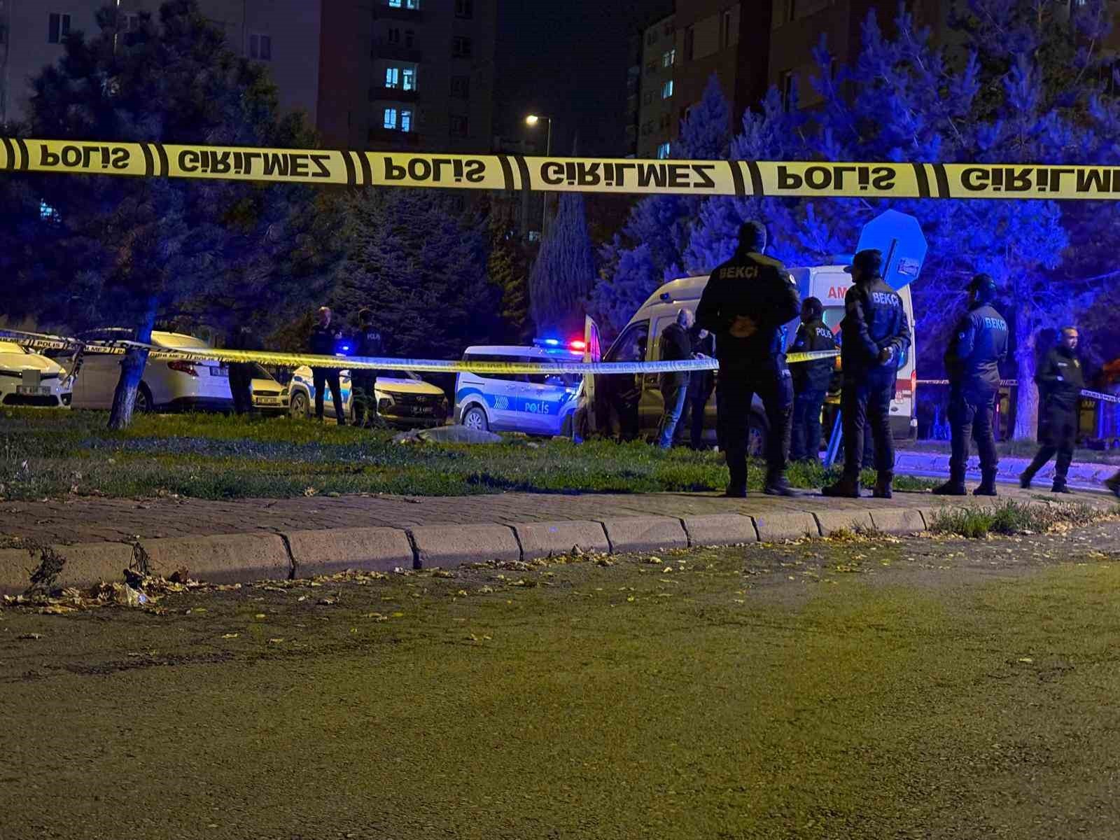 KAYSERİ’NİN MELİKGAZİ İLÇESİNDE BİR ŞAHIS KONUŞMAK İÇİN ÇAĞIRDIĞI BOŞANMA AŞAMASINDAKİ EŞİNİ SOKAK...