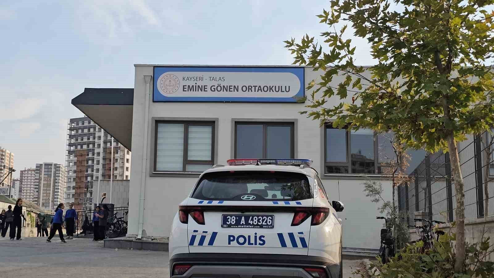 KAYSERİ’NİN TALAS İLÇESİNDE BİR ORTAOKULDA YAPILAN SUCUK FESTİVALİNDE ÖĞRENCİLER...