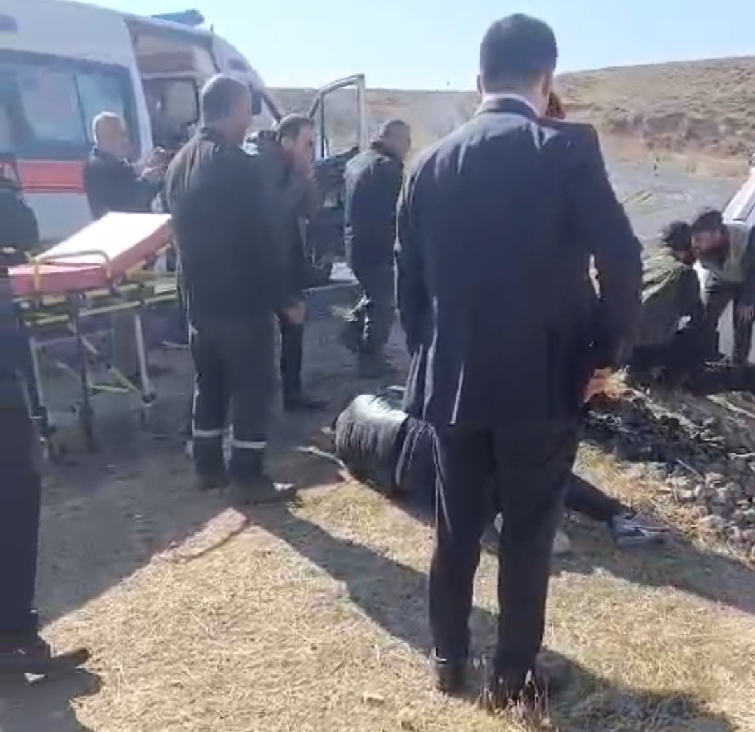 KAZA BUGÜN ÖĞLE SAATLERİNDE BAŞKALE'YE BAĞLI ALBAYRAK MAHALLESİ'NDE MEYDANA GELDİ. SÜRÜCÜSÜNÜN...