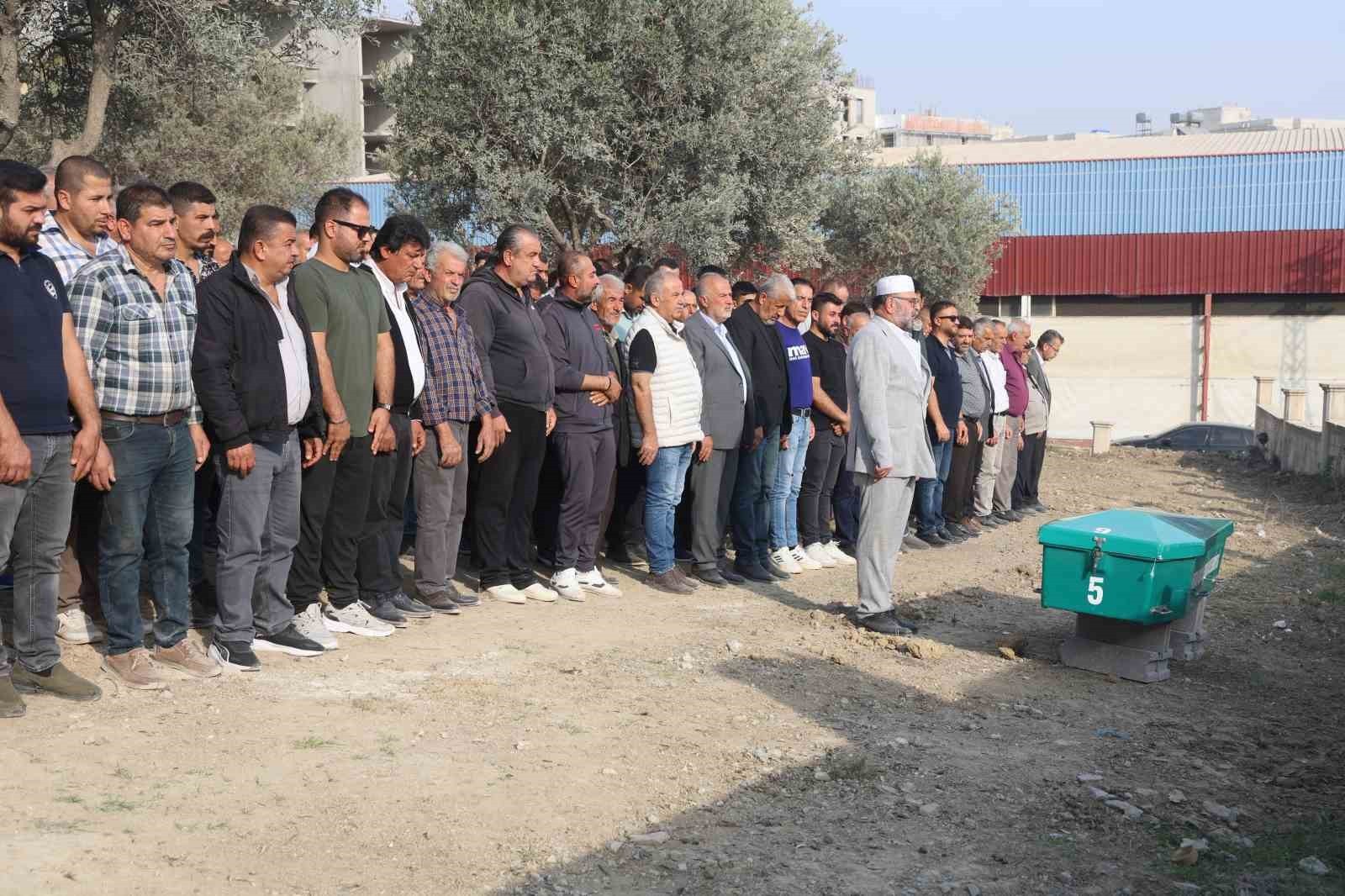 KAZADA ÖLEN DİLAN'IN CENAZESİ, ÇEKMECE MAHALLESİ MEZARLIĞI'NA DEFNEDİLDİ.