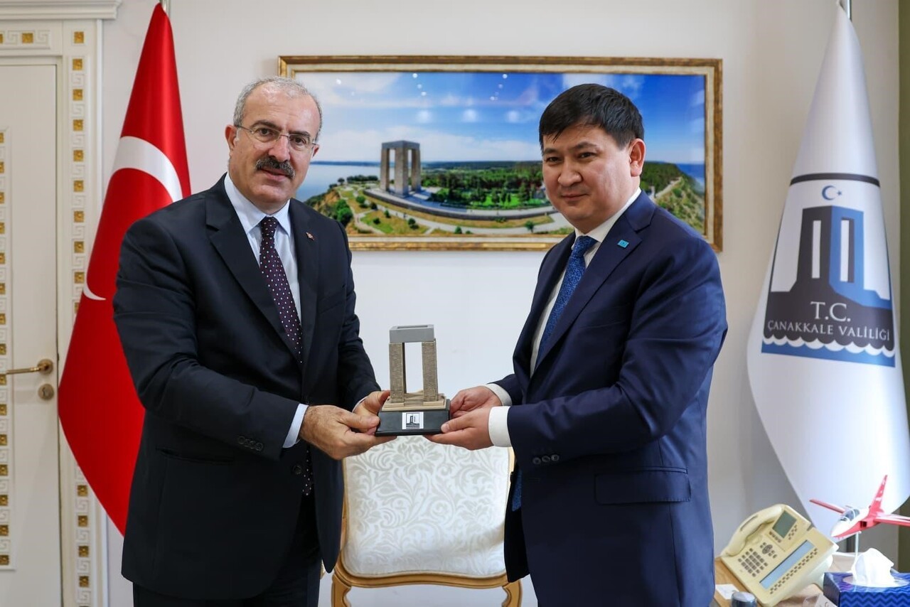 KAZAKİSTAN CUMHURİYETİ İSTANBUL BAŞKONSOLOSU NURİDDİN AMANKUL, ÇANAKKALE VALİSİ DOÇ. DR. ÖMER...